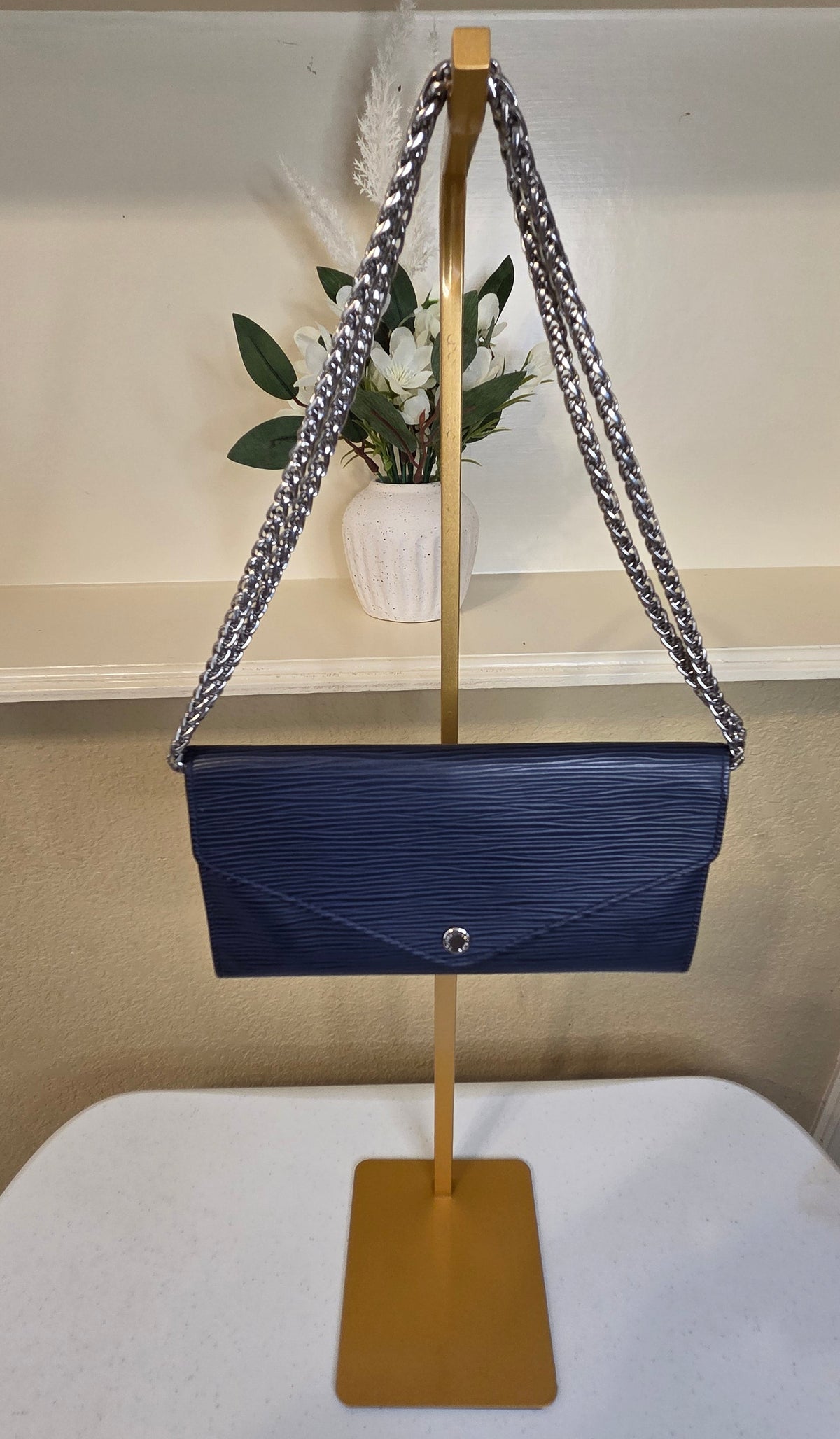 Pre-Loved  Louis Vuitton Sarah Wallet in Indigo Blue Epi Leather